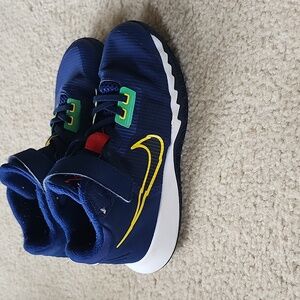Nike Kyrie Flytrap 4 Shoes size 2.5